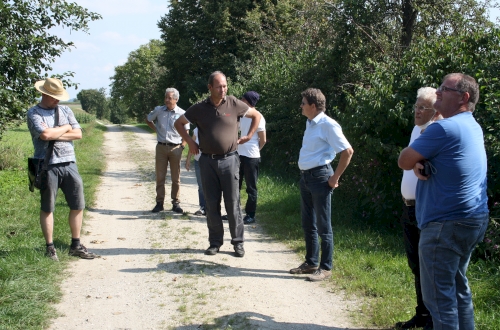 Landwirt erklärt den Interessierten