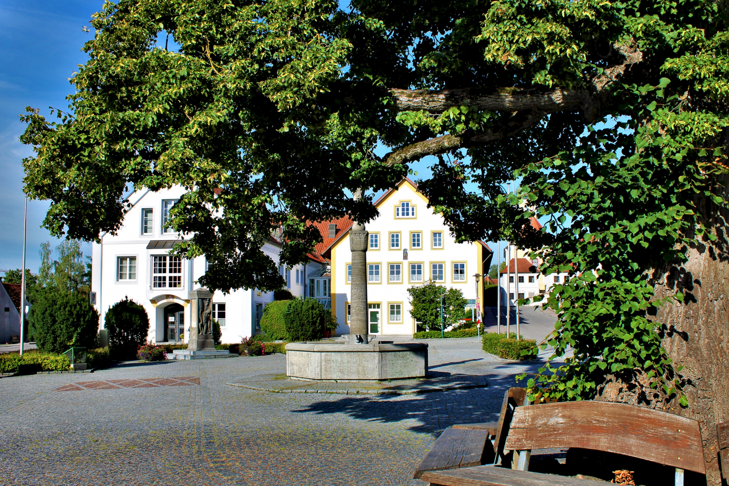 Dorfplatz Haag an der Amper Linde