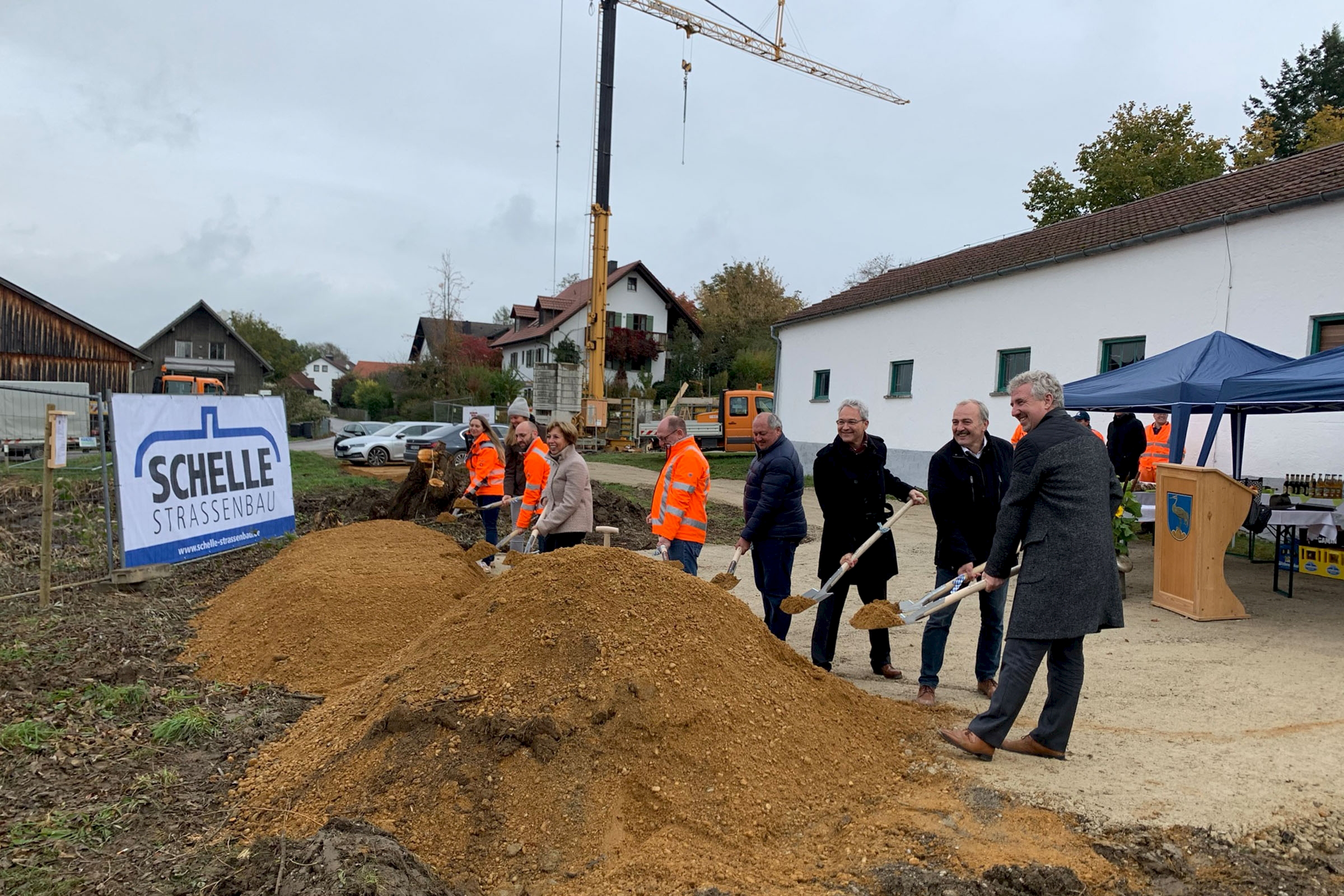 Bürgermeister, Architekt, Baufirma beim Spatenstich