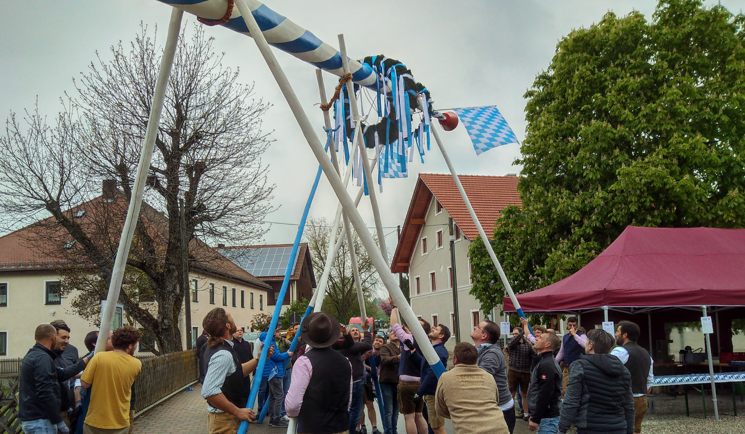Maibaumaufstellen in Inkofen
