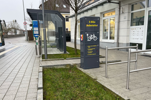 Hütte zum Verweilen für Alle am Sportplatz