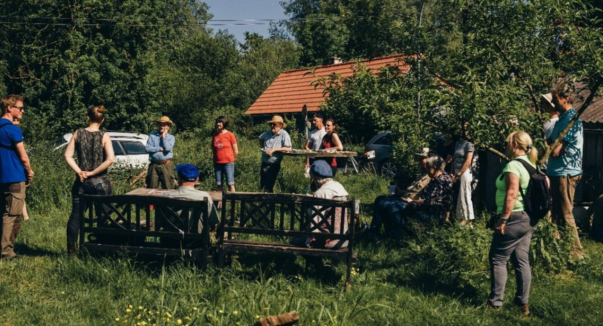 Viele Menschen lauschen im Grünen