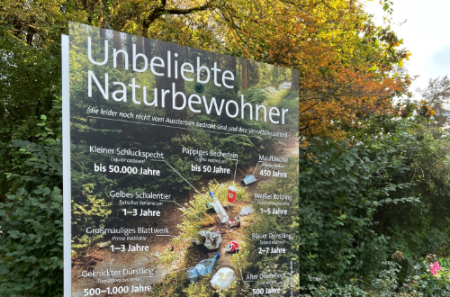 unbeliebte Naturbewohner als Müll in der Landschaft
