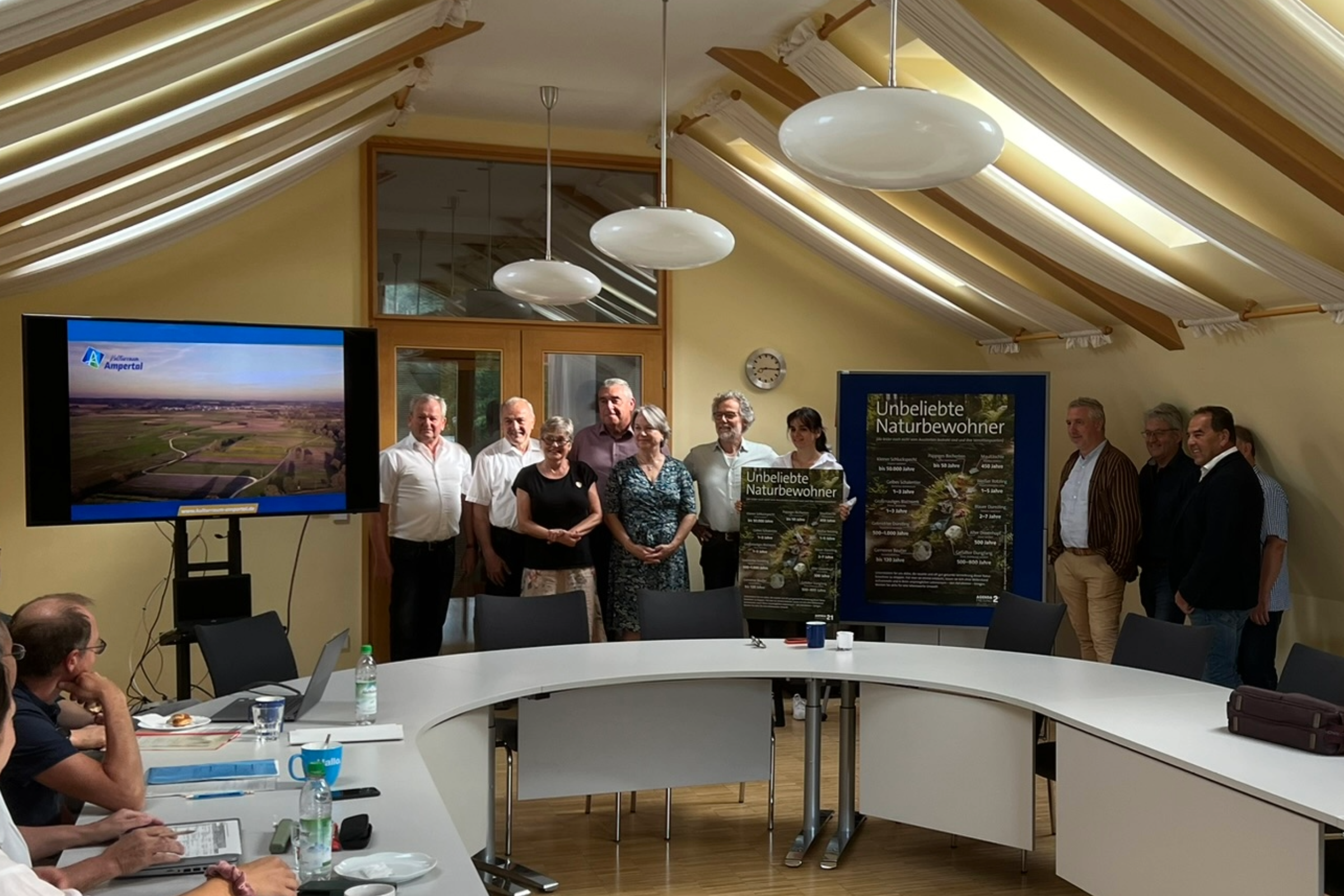 Gruppenbild der Initiatoren der Agenda 21 Klimaschutz Freising vor dem geförderten Plakat.
