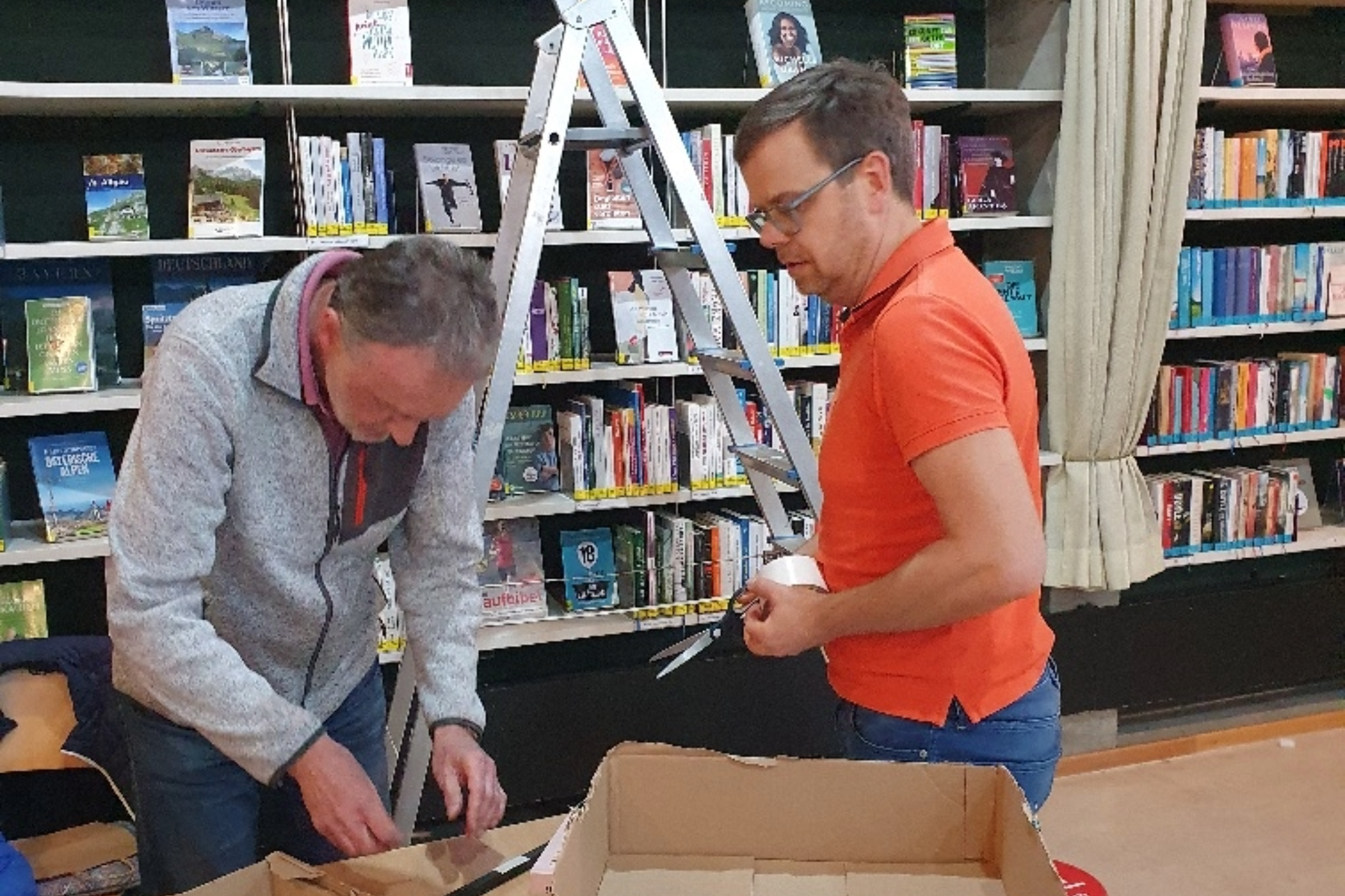 Montierungsarbeiten des Projektors in der Bücherei