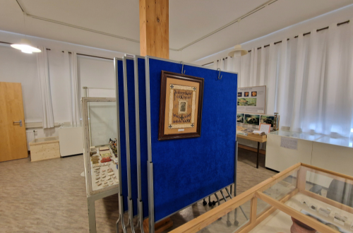 blaue Aufstelltafeln im Bronzezeitmuseum mit ersten Aushängen