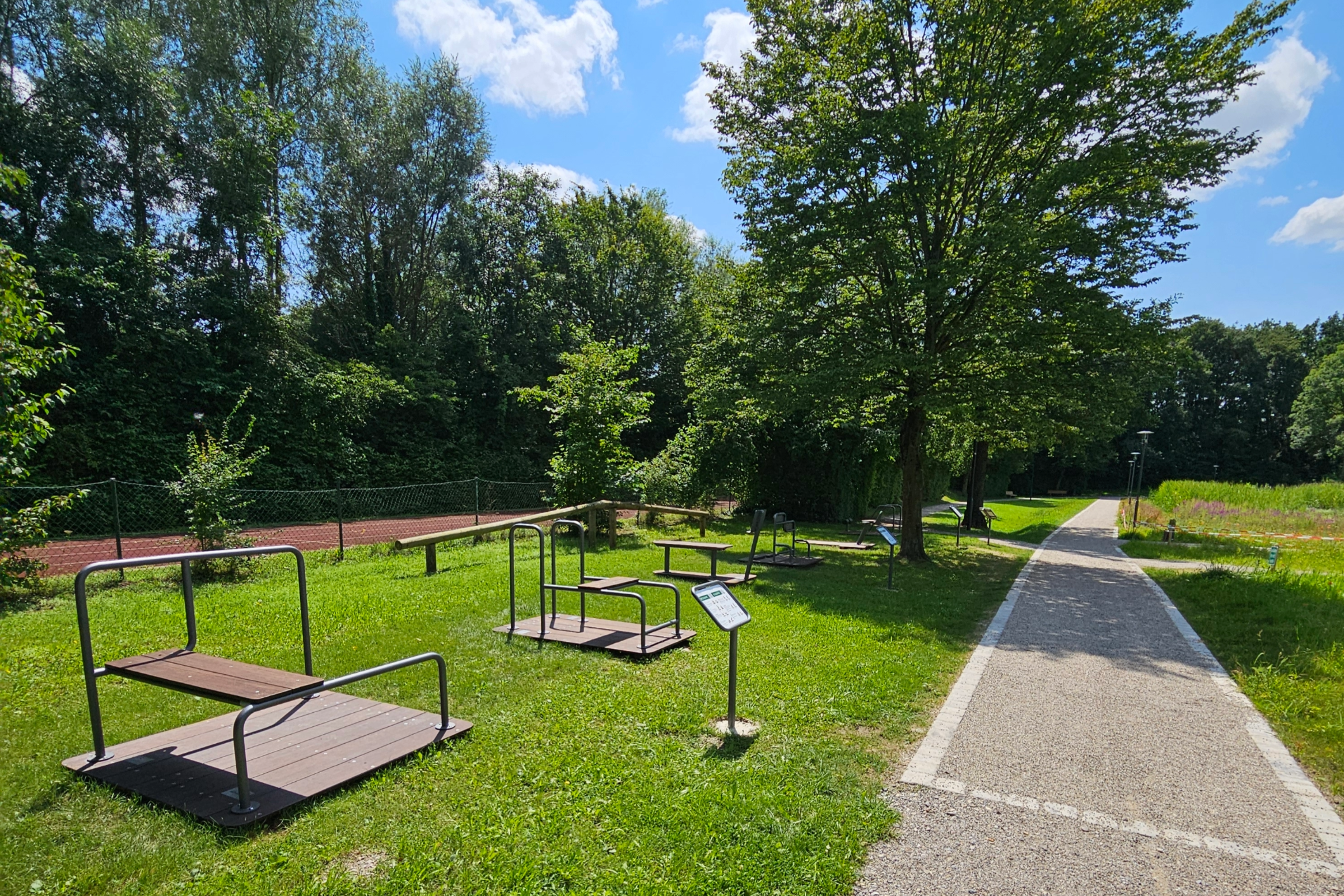 Outdoor Sportanlage mit Sportgeräten in Langenbachs Freizeitpark