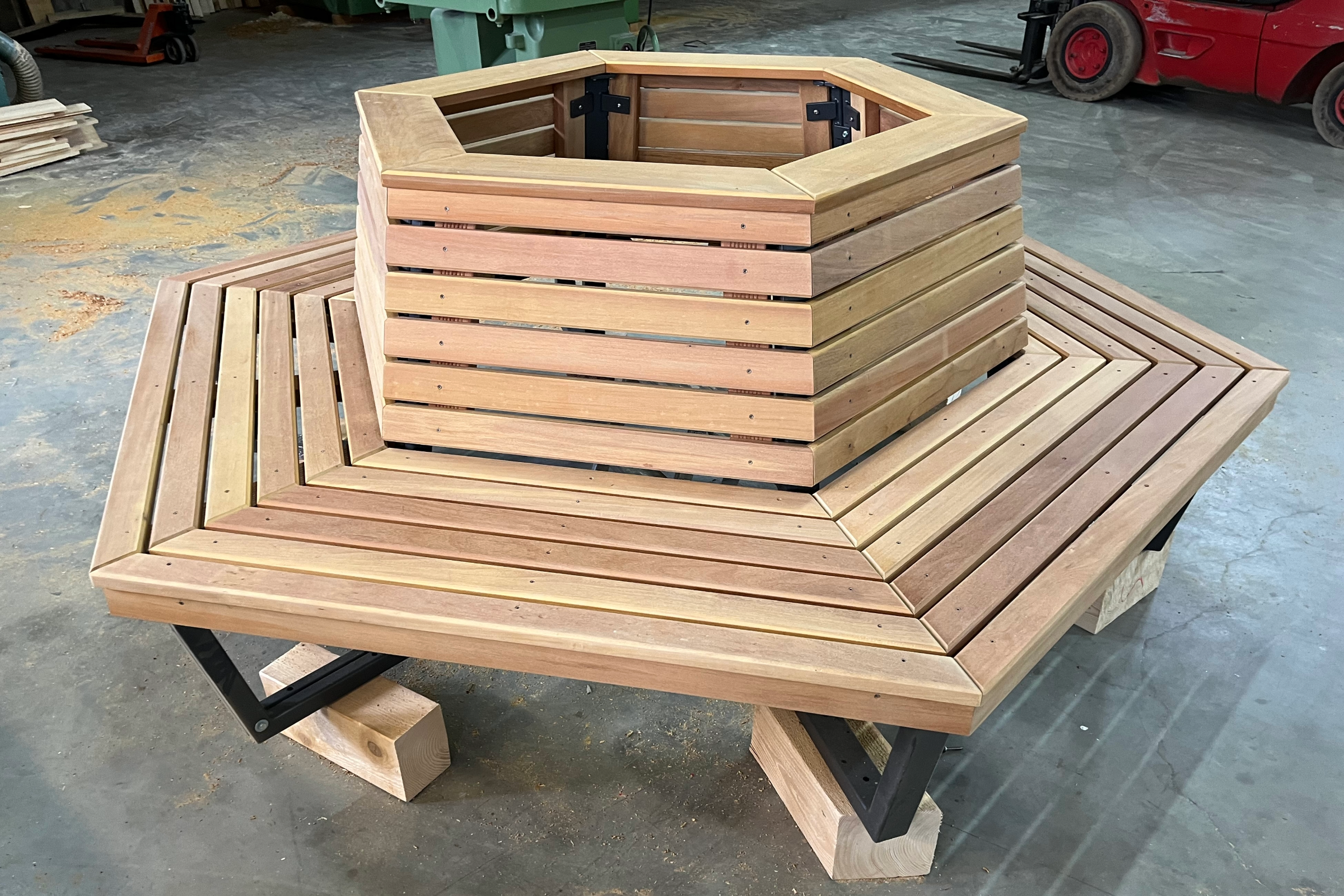 Runde Holz Bank in Halle vor der Lieferung