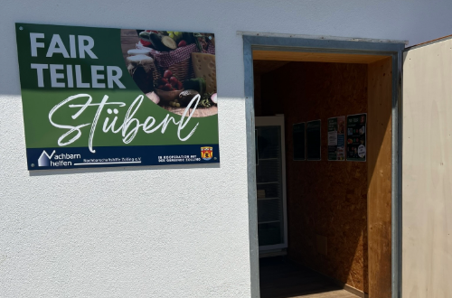 Eingangsbereich der Räumlichkeiten und großer Tafel des Fair Teiler Stüberl