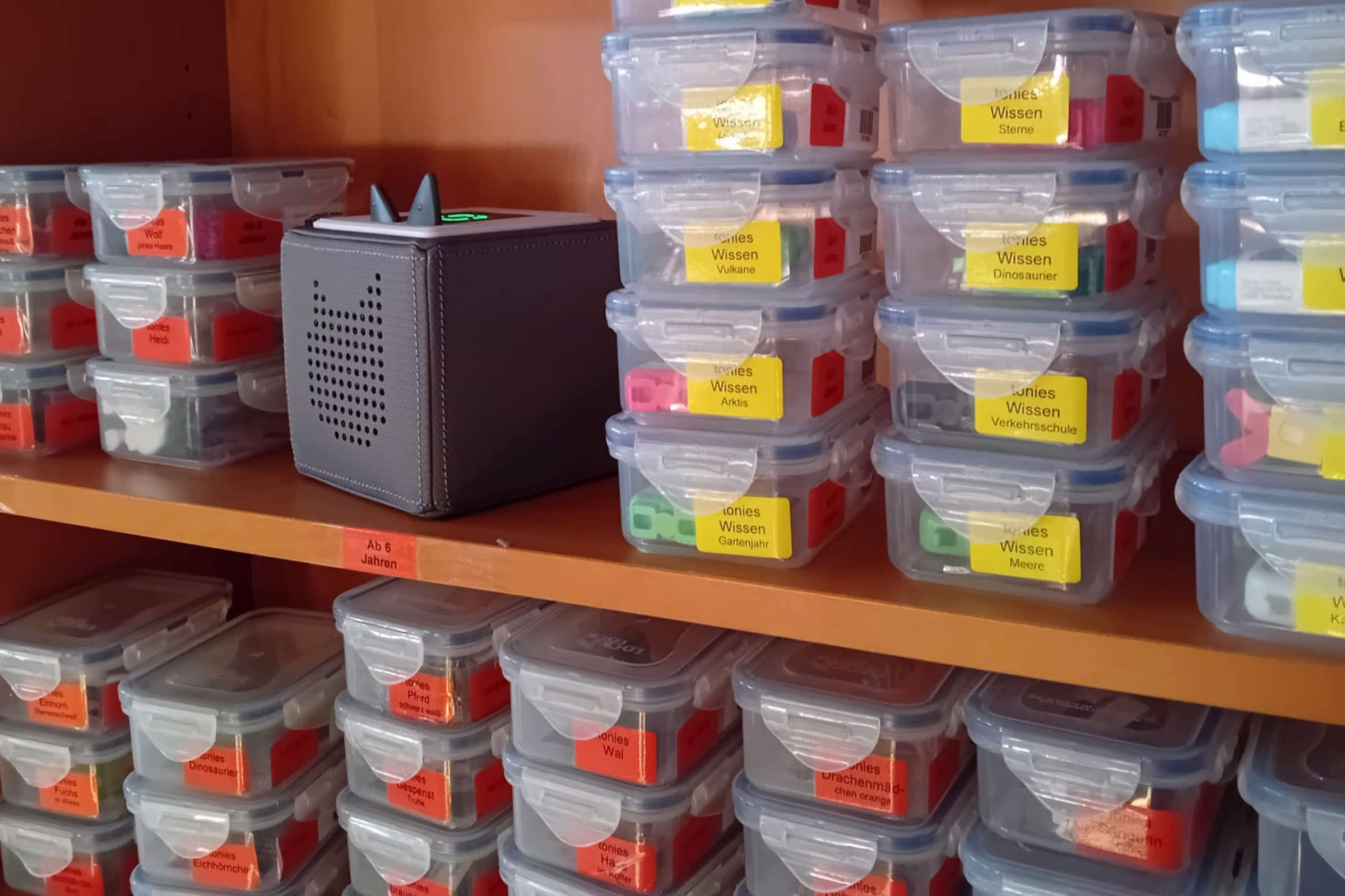Boxen und Figuren für die Clever Tonies in der Bücherei Langenbach