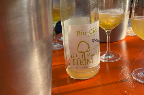 Bio Cidre auf Bierbank mit Weingläsern
