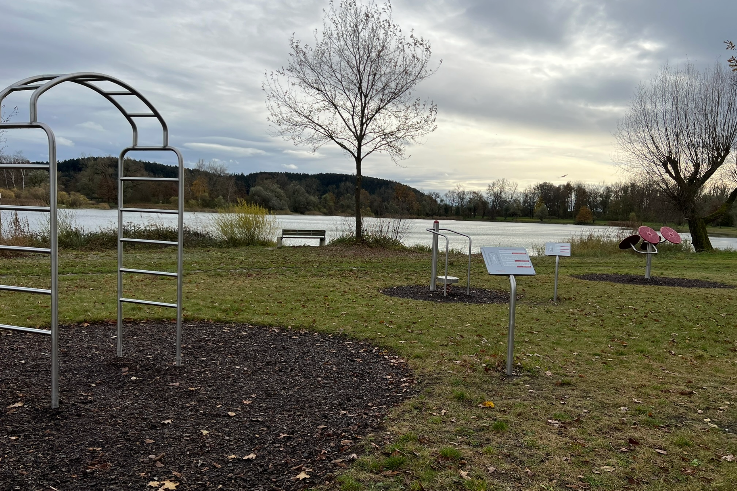 Sportgeräte vor dem Kranzberger See