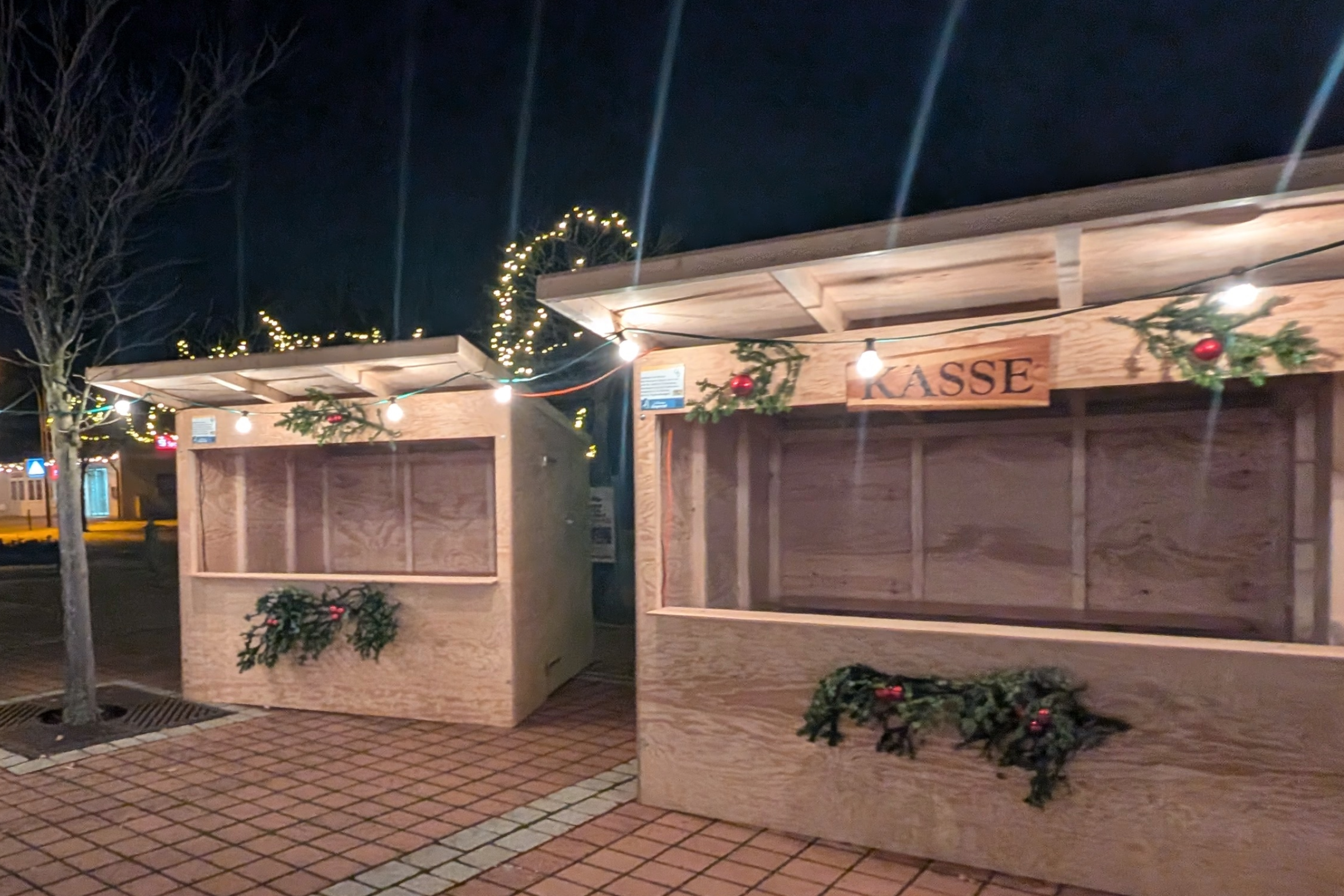 Weihnachtshütten auf Dorfplatz Langenbachs des KDFB weihnachtlich geschmückt